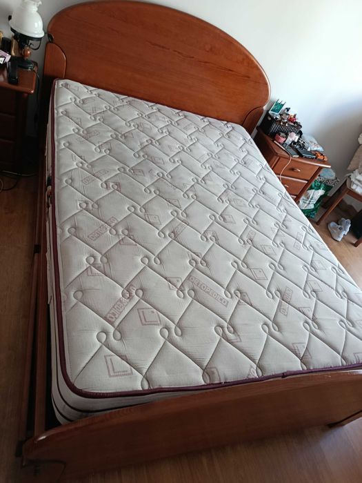 Cama de casal em pinho mel