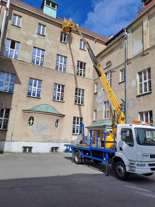 Usługi podnośnikiem koszowym – prace na wysokościach, minikoparka