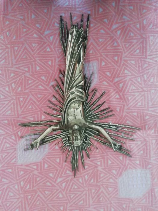 Cruz em latao de Jesus Cristo.