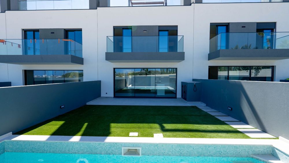 Villa V4 de com  Piscina Privada em Faro