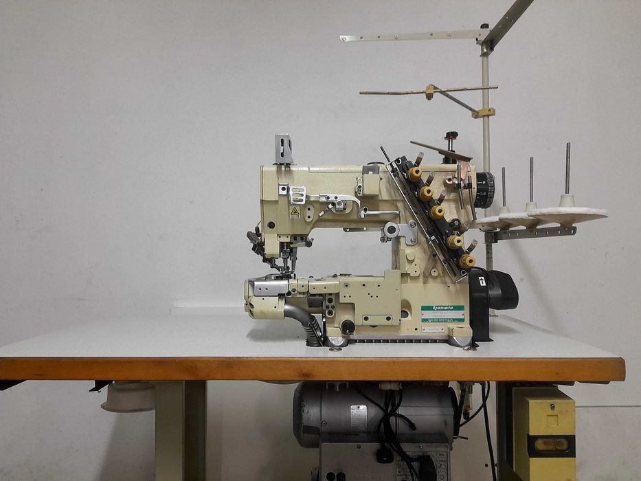 Máquina de bainhas yamato com arrasto superior.