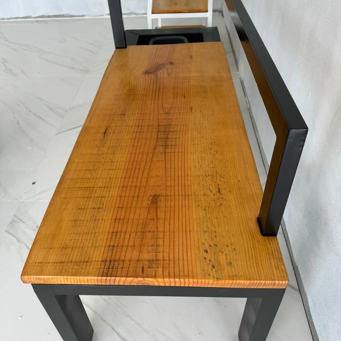 Banco de Jardim com espaço para colocar vaso de jardim