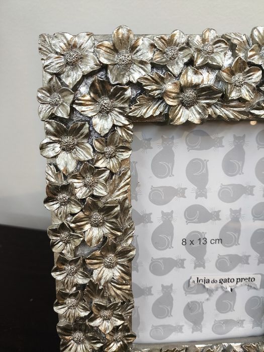 Moldura com flores em relevo