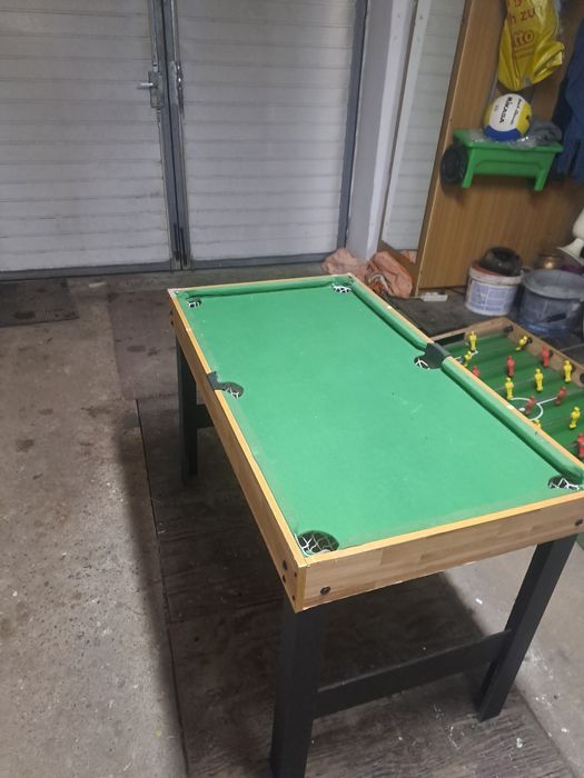 Piłkarzyki, stół bilardowy.