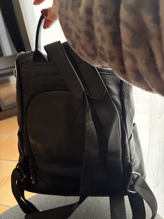 Mochila como nova  com fecho nas costas