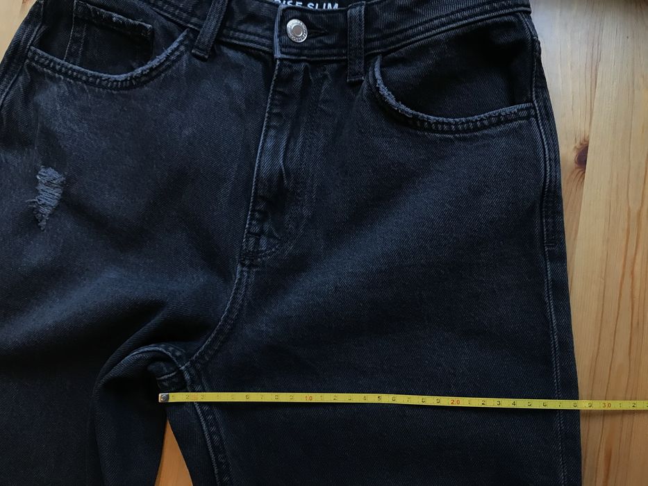 Jeansy czarne/ciemno-szare C&A z dziurami i haftem