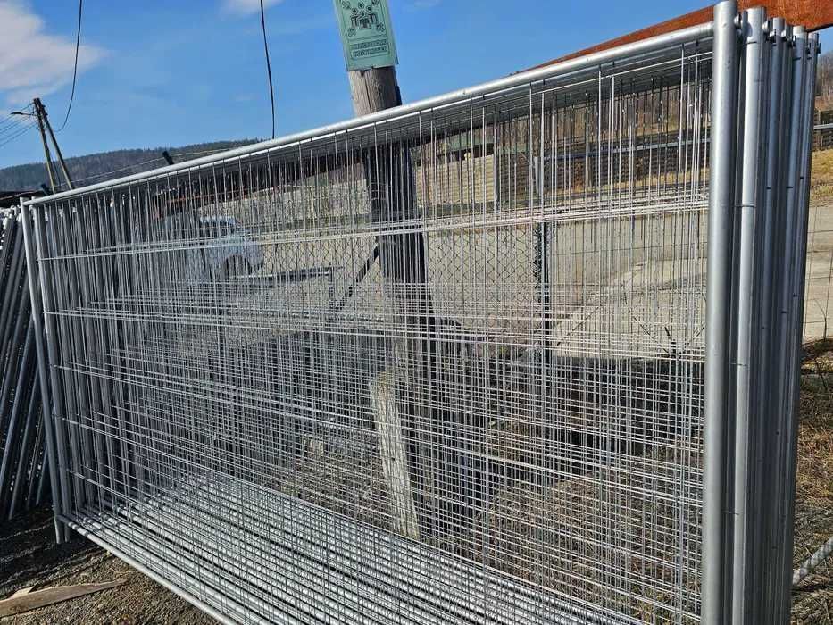 Ogrodzenia budowlane – ażurowe panele, stopy, zaciski