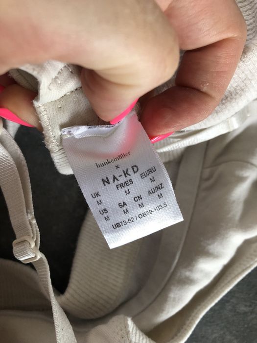 NA-KD biustonosz prążkowany premium r.M