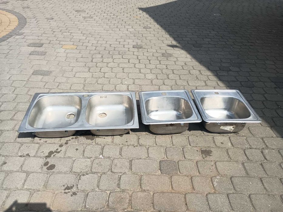 Okna, drzwi wejściowe białe, zlewozmywaki