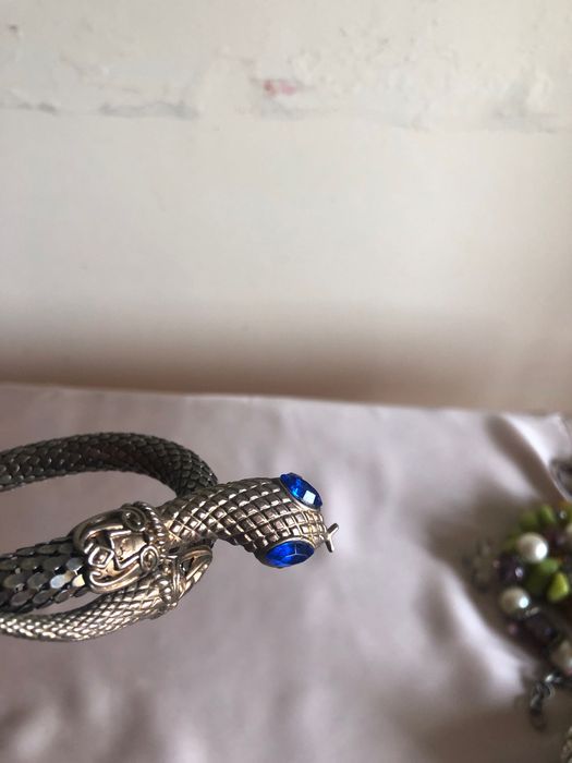 Pulseira em metal imitar cobra olhos azuis