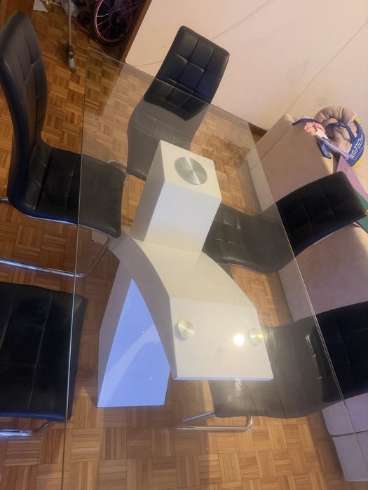 Mesa de vidro com 6 cadeiras