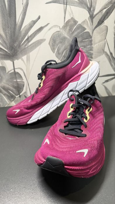 Кросівки жіночі для бігу Hoka Arahi 6