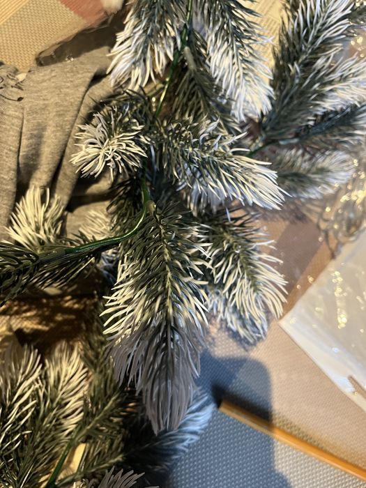 Литая заснеженная гирлянда. Шишки сосновые, шишки кедровой сосны