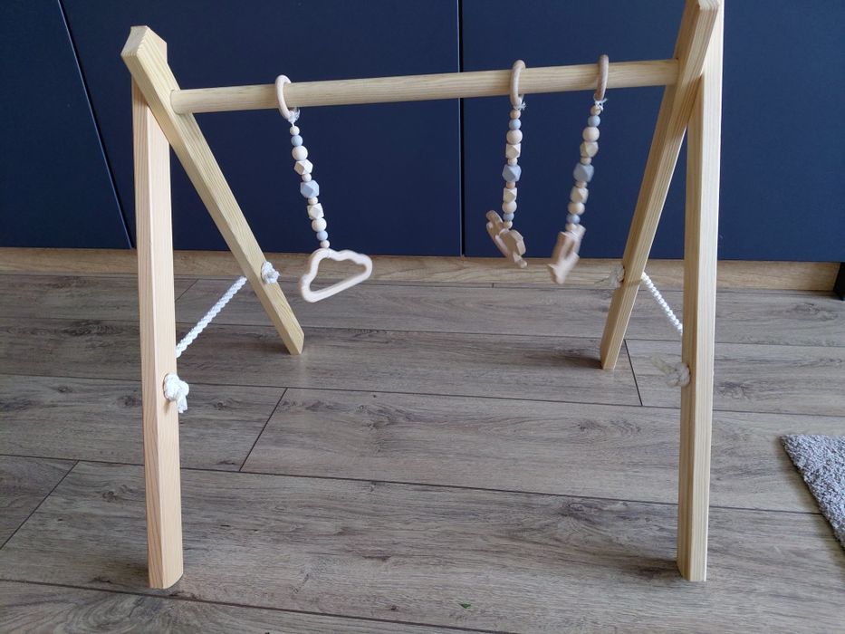 Stojak edukacyjny baby gym plus zawieszki i bezowa mata Chynowa