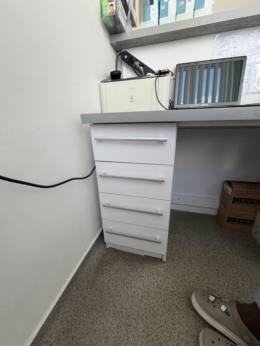 Рецепція з перегородкою та столом