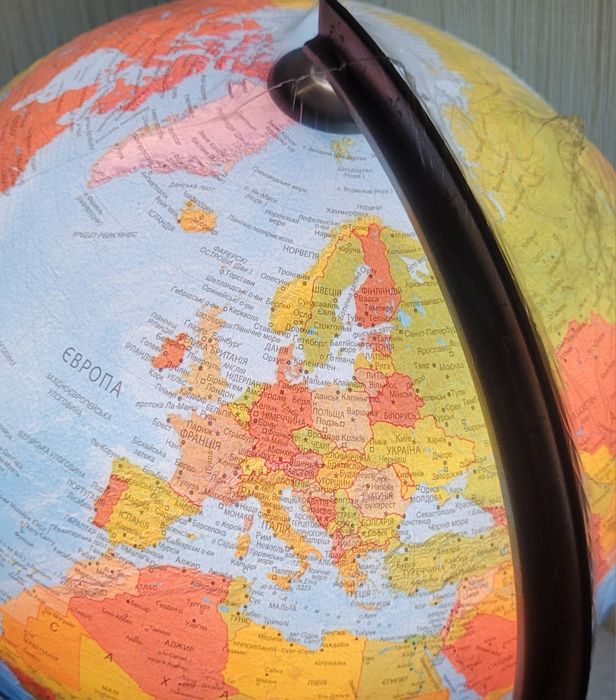 Глобус з підсвіткою фізичний / політичний на дерев'яній підставці