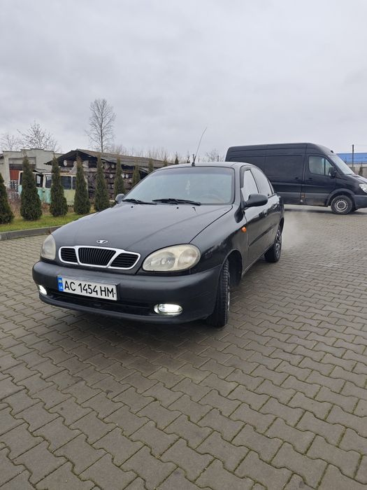 Справді порядний сенс .!
Машина поварена , дно , пороги 
Замінено всю ходову до болтика ( всі сайленблоки стійки пружини ...) замінено піввісі в зборі 
Реставрована головка мотора ,нові свічки, грм,масло , термостат . Стоять дорогі протитуманки , центральний замок , сигналка ,музика  блютуз , нові колеса (зима 25р) 
Сів поїхав мотор 1.3 газ вписаний але не стоїть . Переоформлення 
Можливий обмін з вашою доплатою