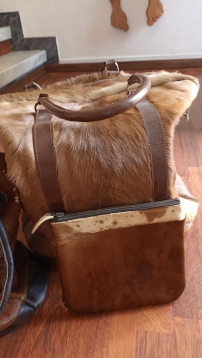 Conjunto de dois sacos de viagem +pochete em pêlo de antílope vintage