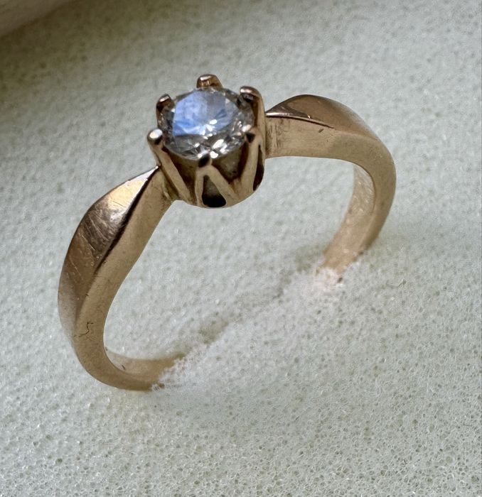 Pierścionek złoty z brylantem