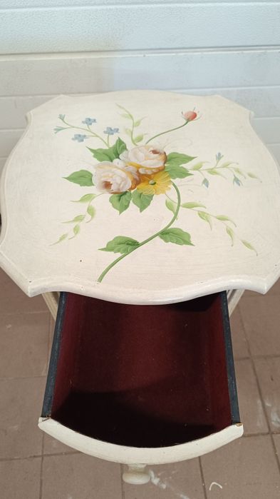 Mesinha pintada a mão
