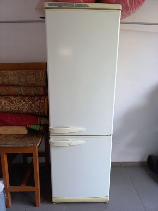 Продам холодильник Стинол на запчасти.Компресор рабочий.