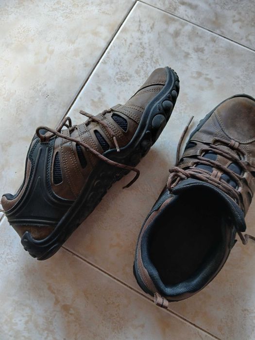 Tenis de caminhada,  em castanho.