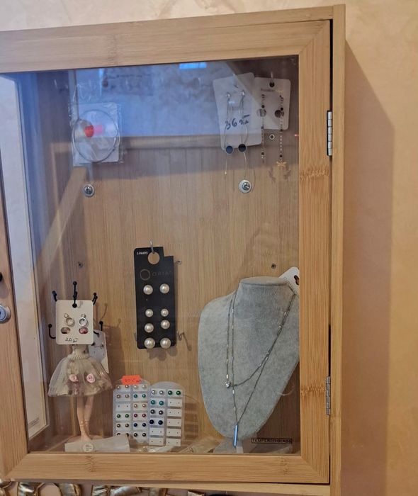 Gablota ze szkła z biżuteria