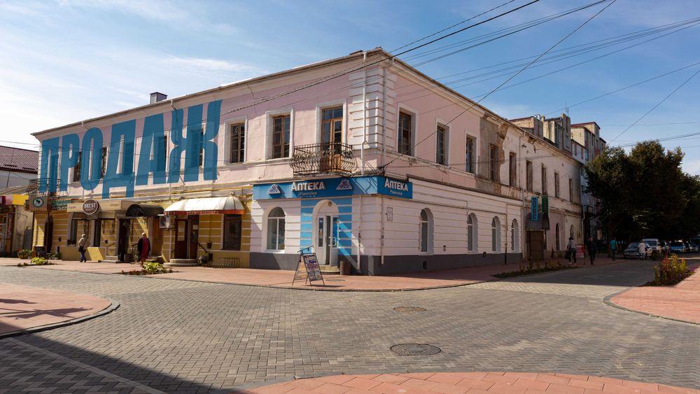 Продам приміщення в центрі м.Дубно під салон, клініку, магазин.