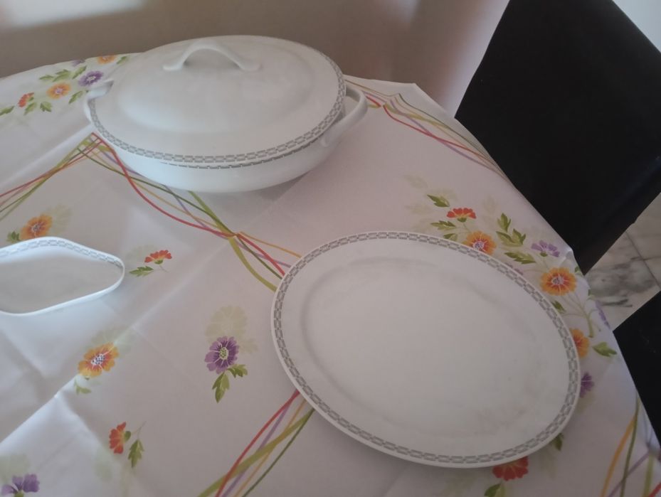 Conjunto de pratos de porcelana