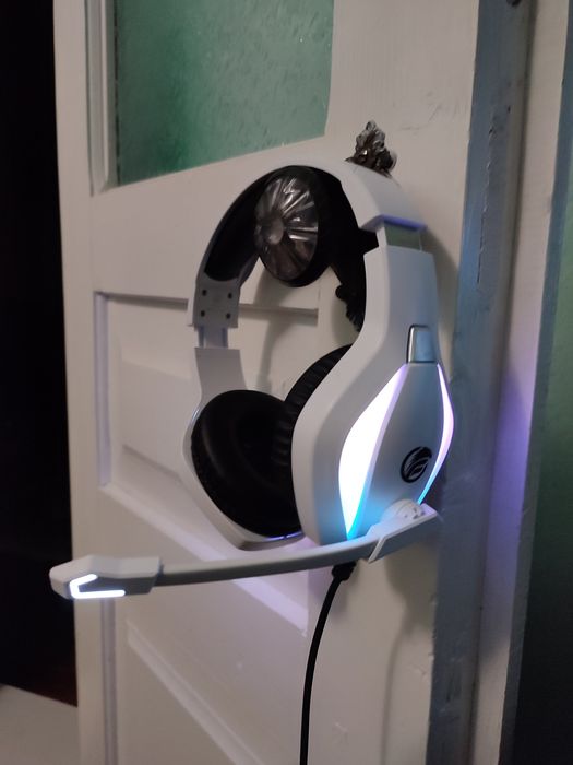 Продаються навушники.