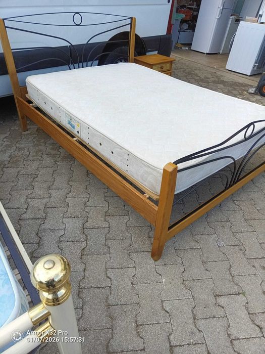 Cama de casal com criado mudo.