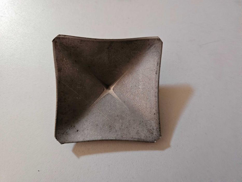 Daszki kwadrat 70x70x2mm na slupki 69szt daszek 5zl