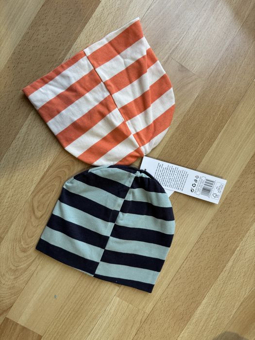 Nowe dwie czapeczki dla niemowlaka