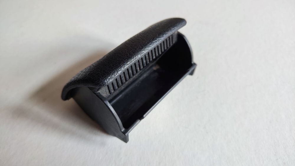 Cinzeiro para o painel ou consola central. Peugeot 406