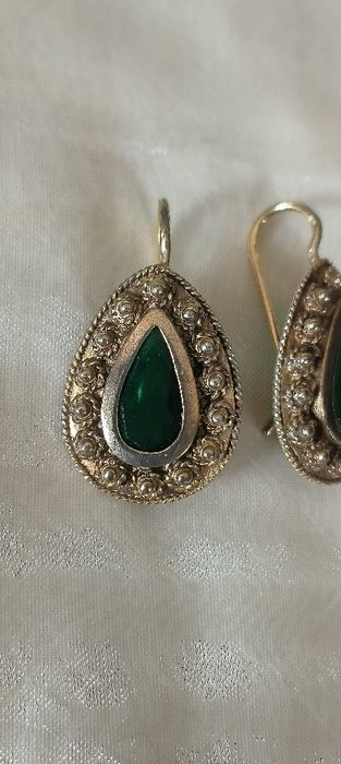 Brincos antigos com pedra verde