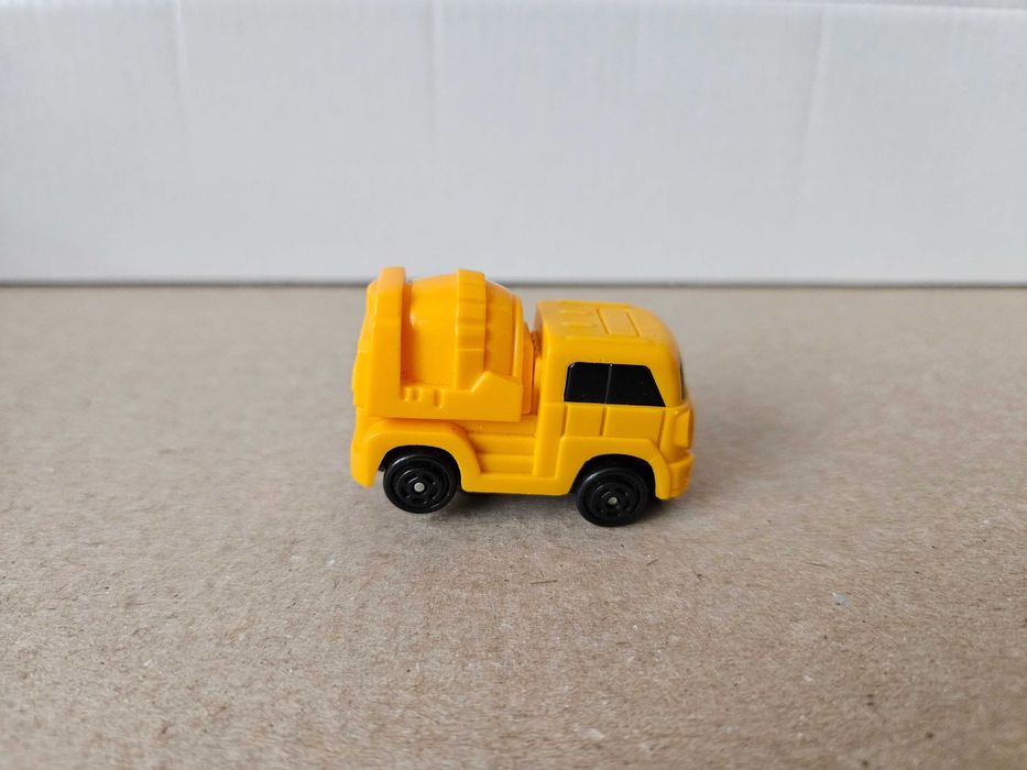 Мини машинка бетономешалка, 4,5х3х2 см,, желтого цвета.