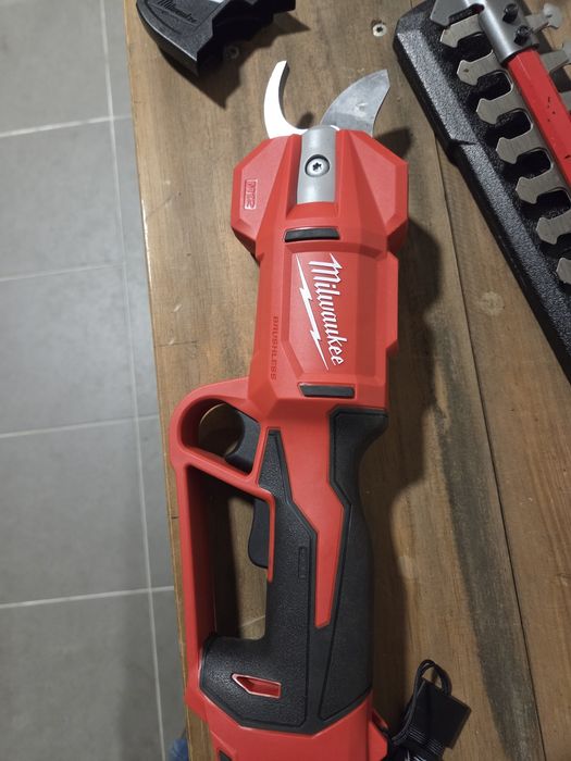 Milwaukee New Pruning Machine Set491911790776832001