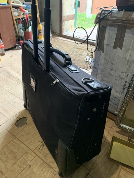 Валіза на колесах для подорожей