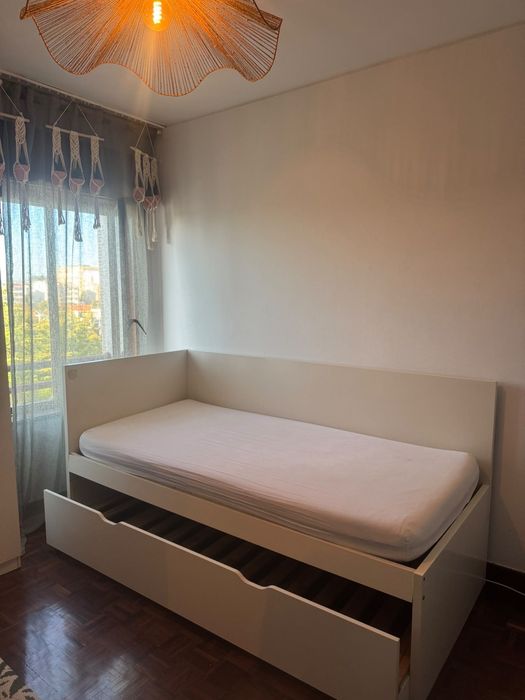 Cama de solteiro com gavetão para outra cama, dois colchões com capas de proteção, dois estrados , lacada a branco da marca IKea!