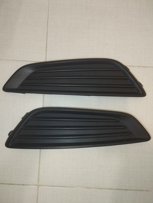 Заглушка, решітка протитуманних фар бампера Форд Фокус 3