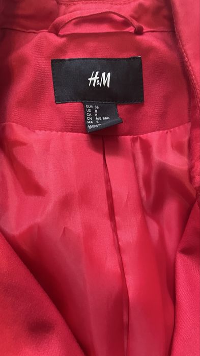 Parka vermelha com botões