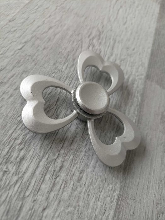 Fidget spinner serce
