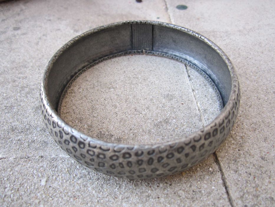 Pulseira vintage, acabamento prateado com textura de bolinhas marteladas