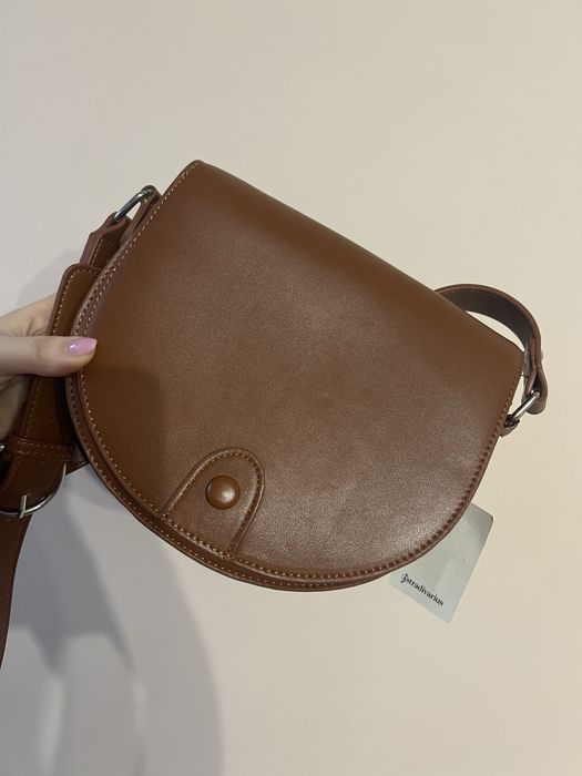 Сумка жіноча Stradivarius коричнева крос-боді півмісяць