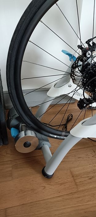 Bicicleta estrada Triban rc120 e rolo tacx Flow Smart