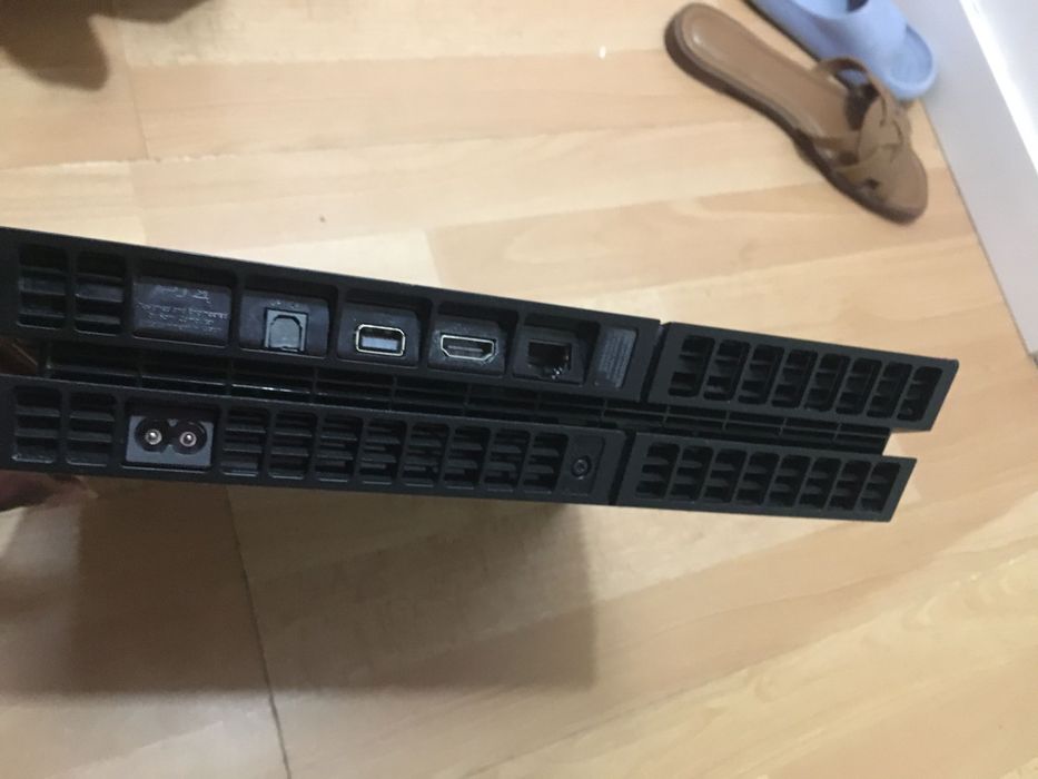 Vendo PlayStation 4 (modelo standard/FAT) com 1TB de armazenamento.
