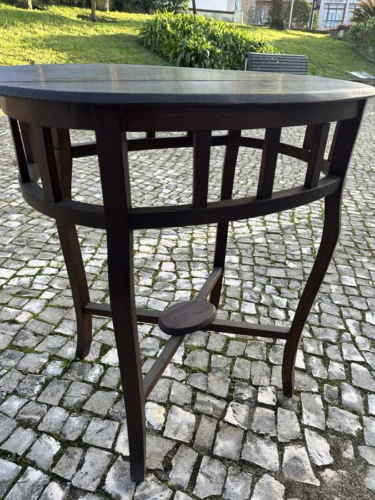 Mesinha de madeira em arco