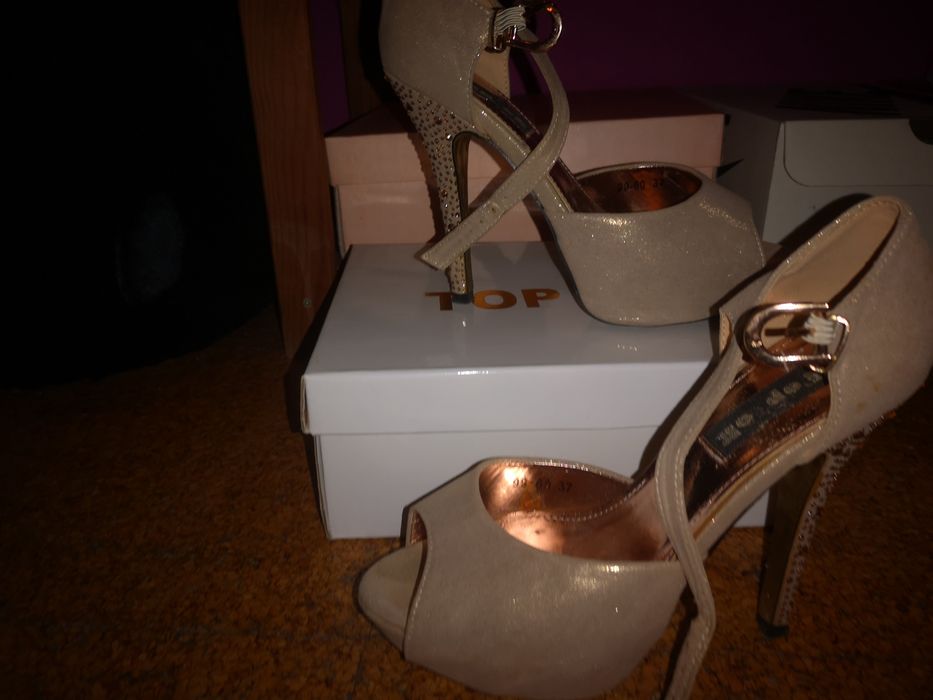 Sapatos de salto alto