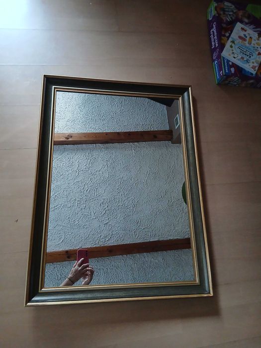 Lustro. Wiszące w ramie.