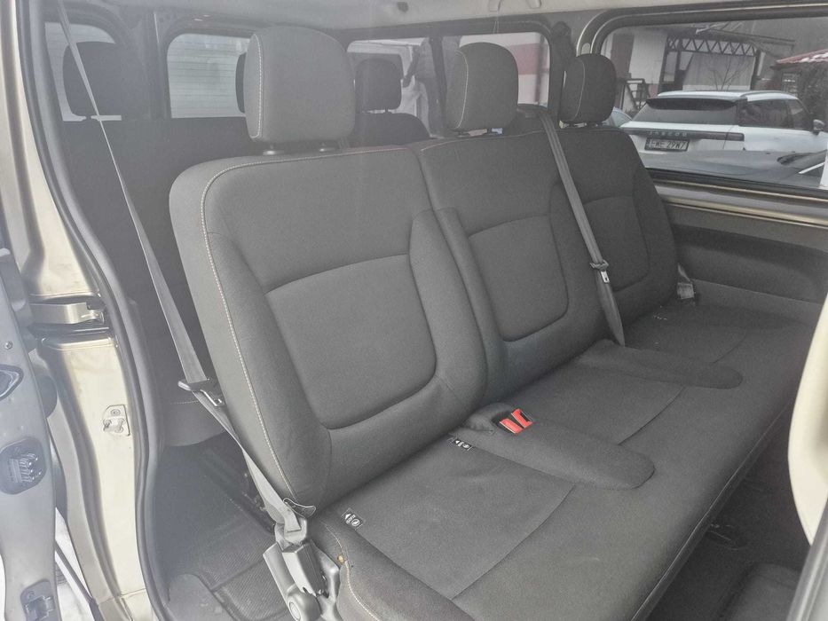 Wynajem busa 9-osobowego - komfortowa podróż dla całej ekipy!